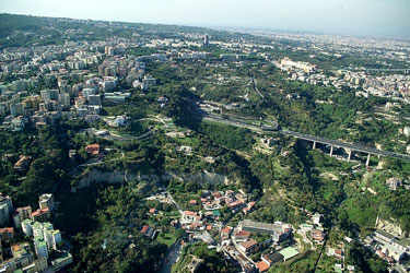 vista dall'alto dello Scudillo attraversato dalla tangenziale