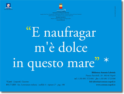 testo bianco su azzurro, che riporta la citazione, "E naufragar m'è dolce in questo mare", e i riferimenti relativi alla fonte e alla biblioteca
