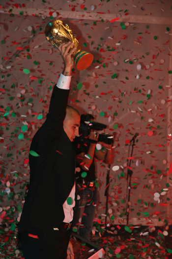 cannavaro alza la coppa al cielo