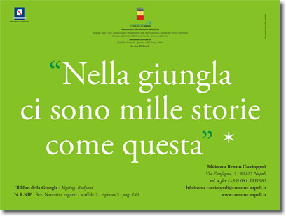 testo bianco su verde, che riporta la citazione, "Nella giungla ci sono mille storie come questa", e i riferimenti relativi alla fonte e alla biblioteca