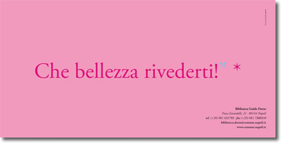 testo fucsia su rosa, che riporta la citazione, "...che bellezza rivederti" , e i riferimenti relativi alla fonte e alla biblioteca