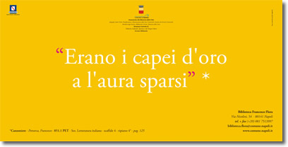 testo bianco su giallo, che riporta la citazione, "Erano i capei d'oro a l'aura sparsi", e i riferimenti relativi alla fonte e alla biblioteca