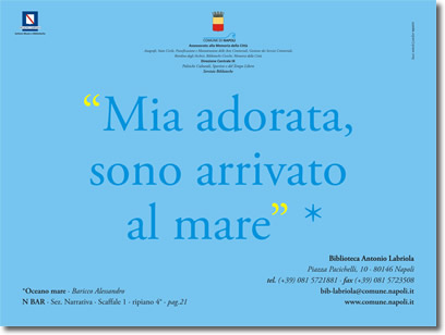 testo blu su azzurro, che riporta la citazione, "Mia adorata, sono arrivato al mare" , e i riferimenti relativi alla fonte e alla biblioteca