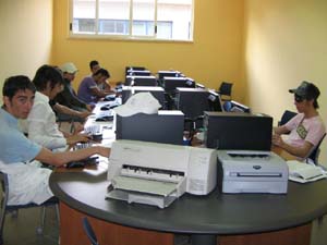 un gruppo di ragazzi in un'aula di informatica