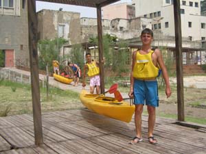 due ragazzi trasportano in acqua una canoa