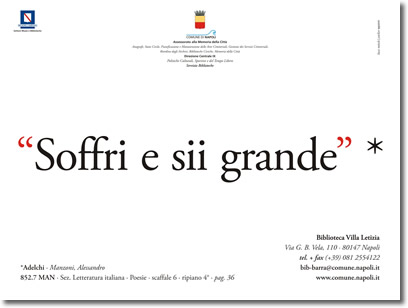 testo nero su bianco, che riporta la citazione, "Soffri e sii grande", e i riferimenti relativi alla fonte e alla biblioteca