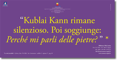 testo gialli su viola, che riporta la citazione, "Kublai Kann rimane silenzioso. Poi soggiunge: Perchè mi parli delle pietre?" , e i riferimenti relativi alla fonte e alla biblioteca