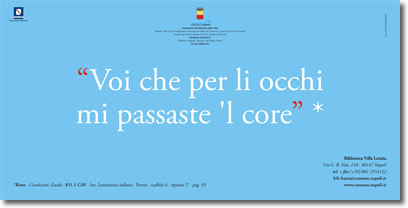 testo bianco su azzurro, che riporta la citazione, "Voi che per li occhi mi passaste 'l core" , e i riferimenti relativi alla fonte e alla biblioteca