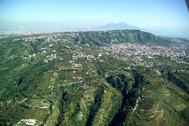 veduta aerea dei Camaldoli e del quartiere di Pianura