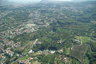 veduta aerea delle aree verdi intorno alla città