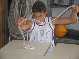 un ragazzo dispone sul tavolo una corda