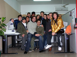 un gruppo di ragazzi con i loro professori posano per una fotografia