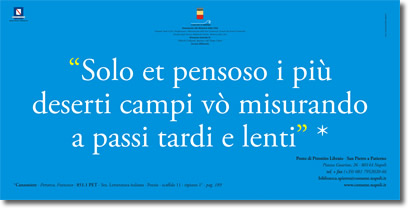 testo bianco su azzurro, che riporta la citazione, "Solo et pensavo i piu' deserti campi vò misurando a passi tardi e lenti" , e i riferimenti relativi alla fonte e alla biblioteca
