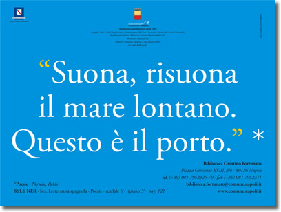 testo bianco su azzurro, che riporta la citazione, "Suona, risuona il mare lontano. Questo è il porto.", e i riferimenti relativi alla fonte e alla biblioteca