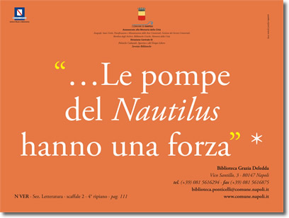 testo bianco su arancione, che riporta la citazione, "..Le pompe del Nautilus hanno una forza", e i riferimenti relativi alla fonte e alla biblioteca