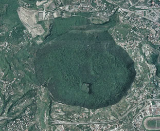 immagine dall'alto di un grande cratere