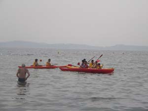 due canoe in mezzo al mare