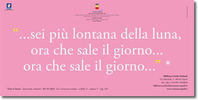 testo bianco su rosa, che riporta la citazione, "..sei piu' lontana della luna, ora che sale il giorno..ora che sale il giorno..", e i riferimenti relativi alla fonte e alla biblioteca