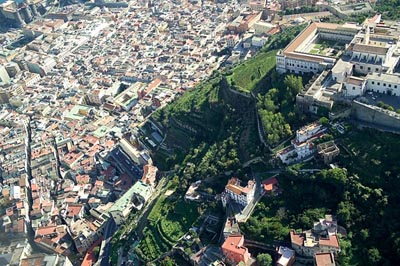 veduta dall'alto della certosa e del colle di san Martino protese sulla città