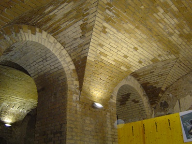 copertura ad archi ed a volte illuminata da lampade