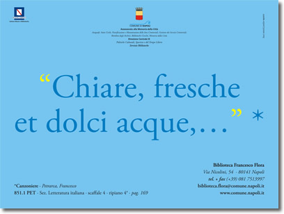 testo blu su azzurro, che riporta la citazione, "Chiare, fresche et dolci acque,...", e i riferimenti relativi alla fonte e alla biblioteca