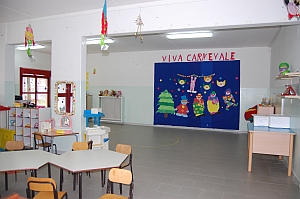 un'aula decorata con festoni e striscioni