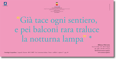 testo azzurro su rosa, che riporta la citazione, "Già tace ogni sentiero, e pei balconi rara traluce la notturna lampa", e i riferimenti relativi alla fonte e alla biblioteca