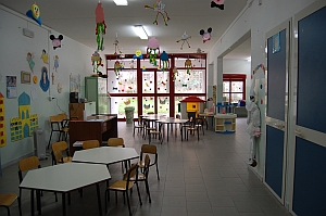 un'aula per bambini con sedie e piccoli tavoli