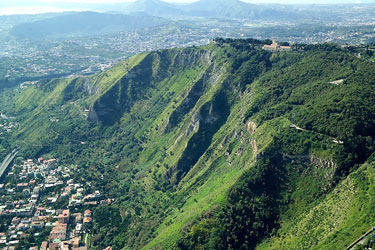veduta aerea della collina dei Camaldoli incombente sull'abitato di Soccavo