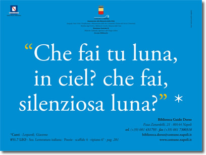 testo bianco su blu che riporta la citazione, "Che fai luna, in ciel? che fai, silenziosa luna?", e i riferimenti relativi alla fonte e alla biblioteca