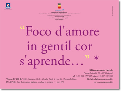 testo viola su rosa, che riporta la citazione,  "Foco d'amore in gentil cor s'aprende...", e i riferimenti relativi alla fonte e alla biblioteca