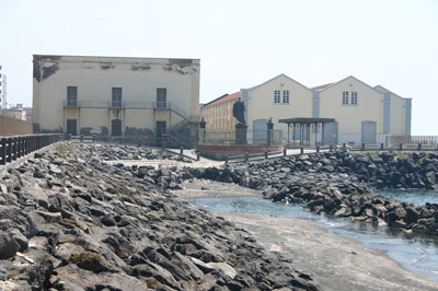 veduta ravvicinata del museo di Pietrarsa con la statua di Ferdinando II