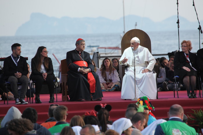 L'incontro con i giovani sul Lungomare