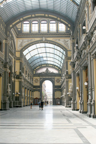 16 Galleria Principe di Napoli vista nella sua lunghezza 