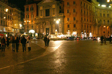 24 piazza San Ferdinando di sera con la fontana illuminata