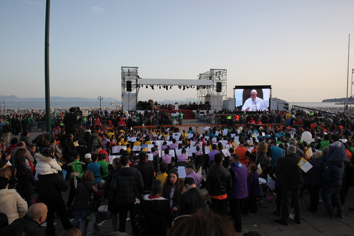 L'incontro con i giovani sul Lungomare