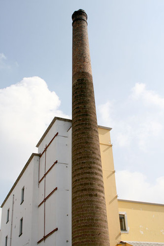 Ciminiera di fabbrica oggi albergo a Poggioreale