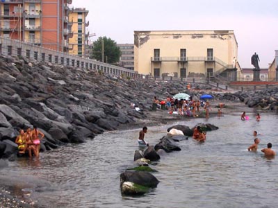 persone che fanno il bagno