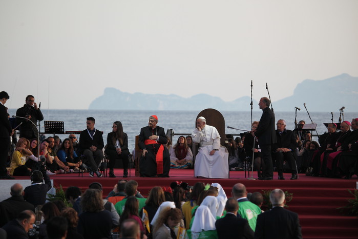 L'incontro con i giovani sul Lungomare