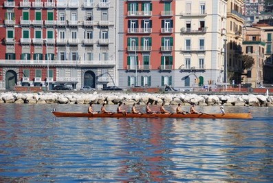 Una gara di canottaggio