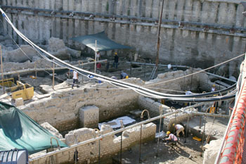 operai e archeologi al lavoro