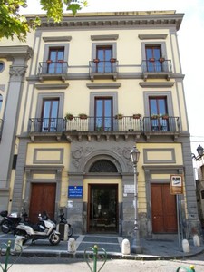 Facciata principale esterna della biblioteca