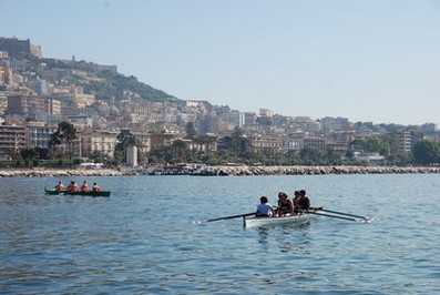 Una gara di canottaggio