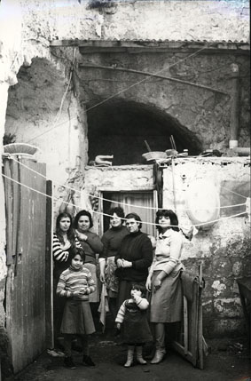 Soccavo, donne sull'uscio del basso