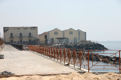 la passeggiata a mare di San Giovanni e sullo sfondo gli edifici di Pietrarsa