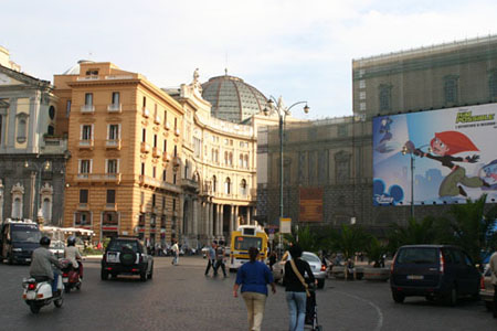 20 piazza San Ferdinando con pedoni, macchine e motociclisti settembre 2005