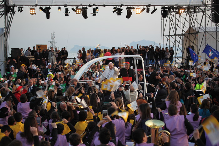 L'incontro con i giovani sul Lungomare