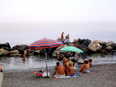 famiglie sotto gli ombrelloni