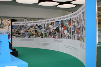 pannello dimostrativo che invita a costruire case che resistono alle calamità