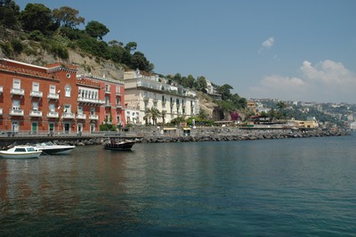 palazzi sul mare con una piccola spiaggia